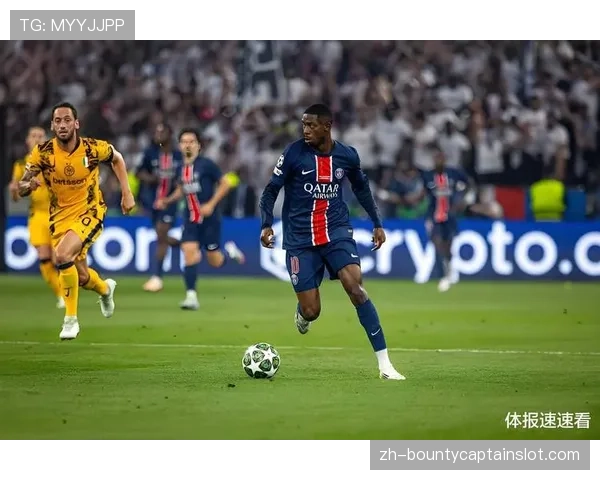 登贝莱梅开二度：巴黎前锋庆祝进球时的激情与释放